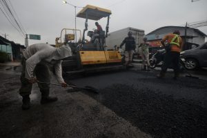 レバラン前に道路の補修