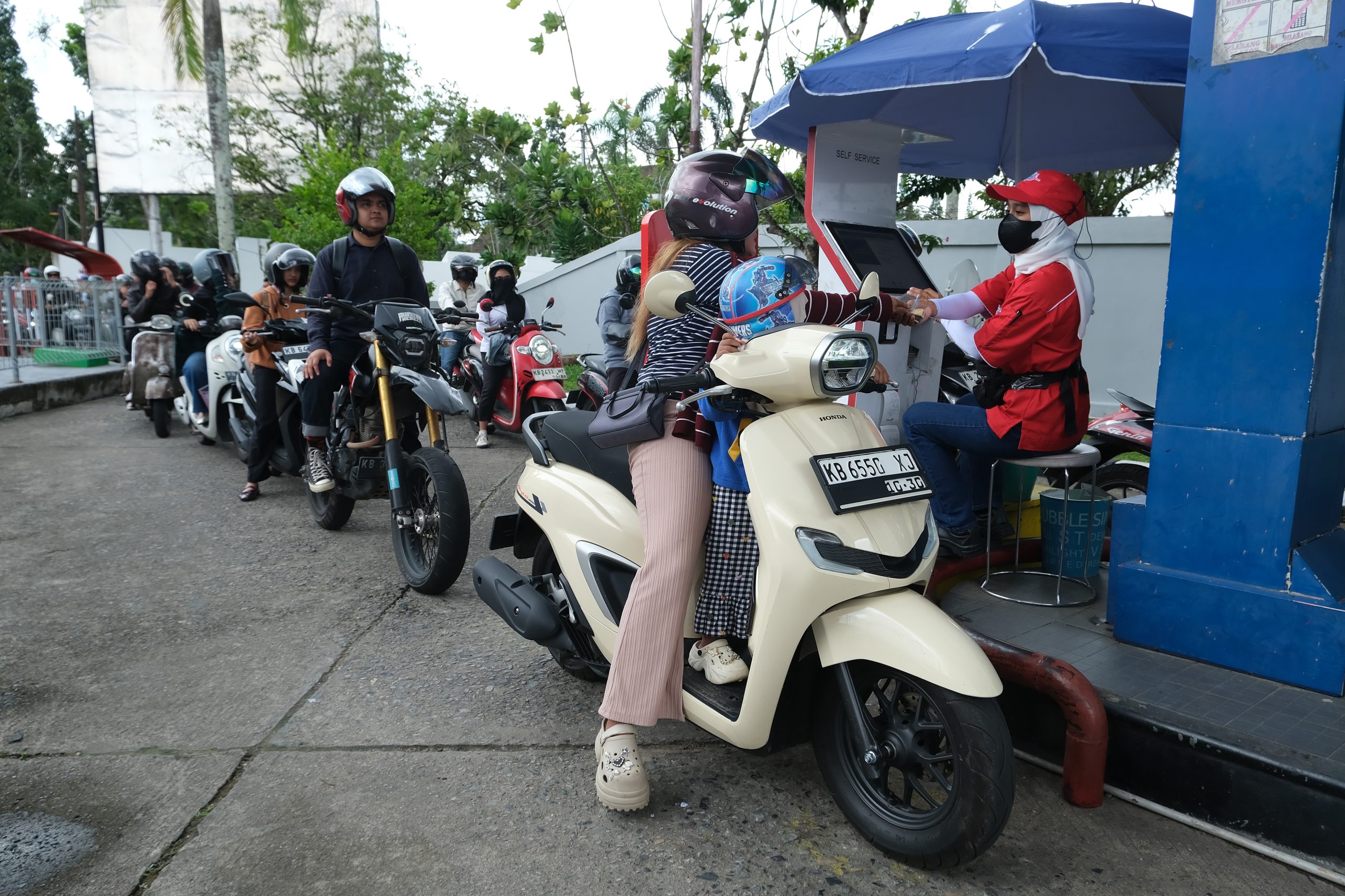 ガソリン買いだめ「自制を」