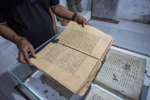 イスラム教の古写本を修復