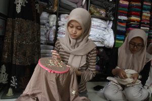 大忙し、ムスリム衣料製造