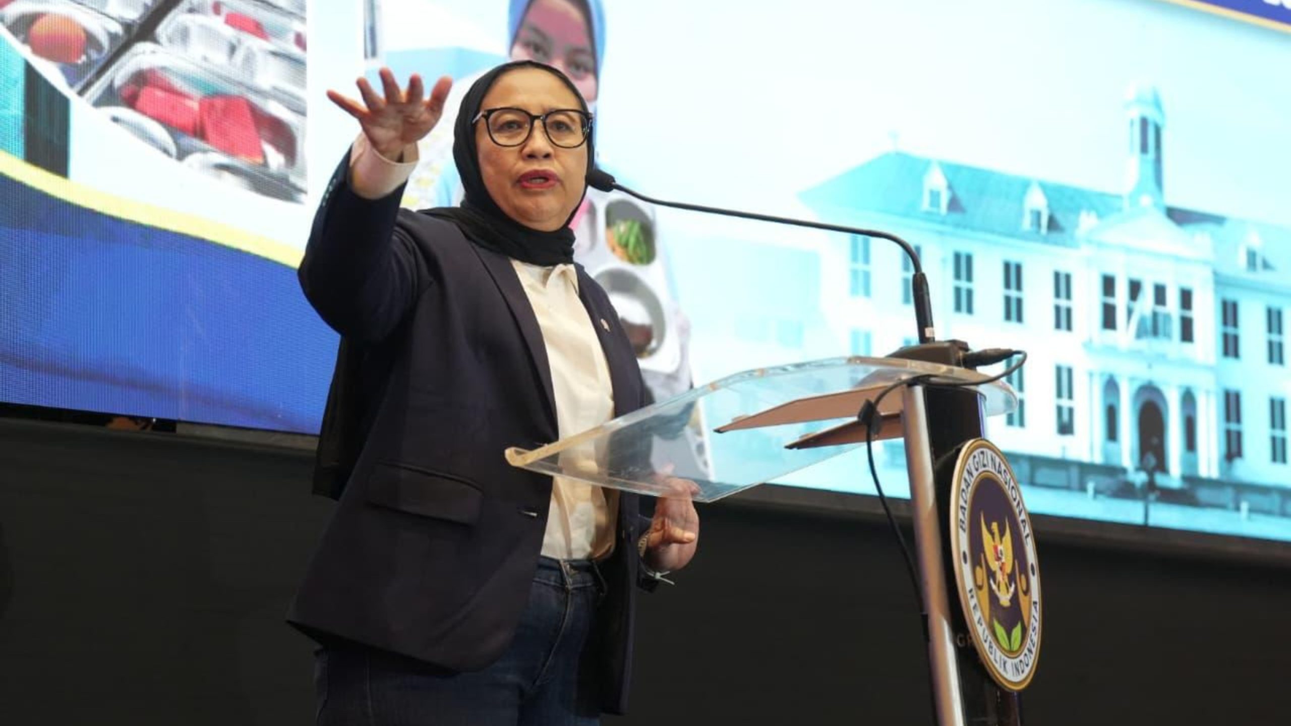 給食拠点で不適切動画、政府が運営停止