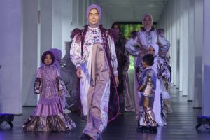 空港でラマダンのファッションショー