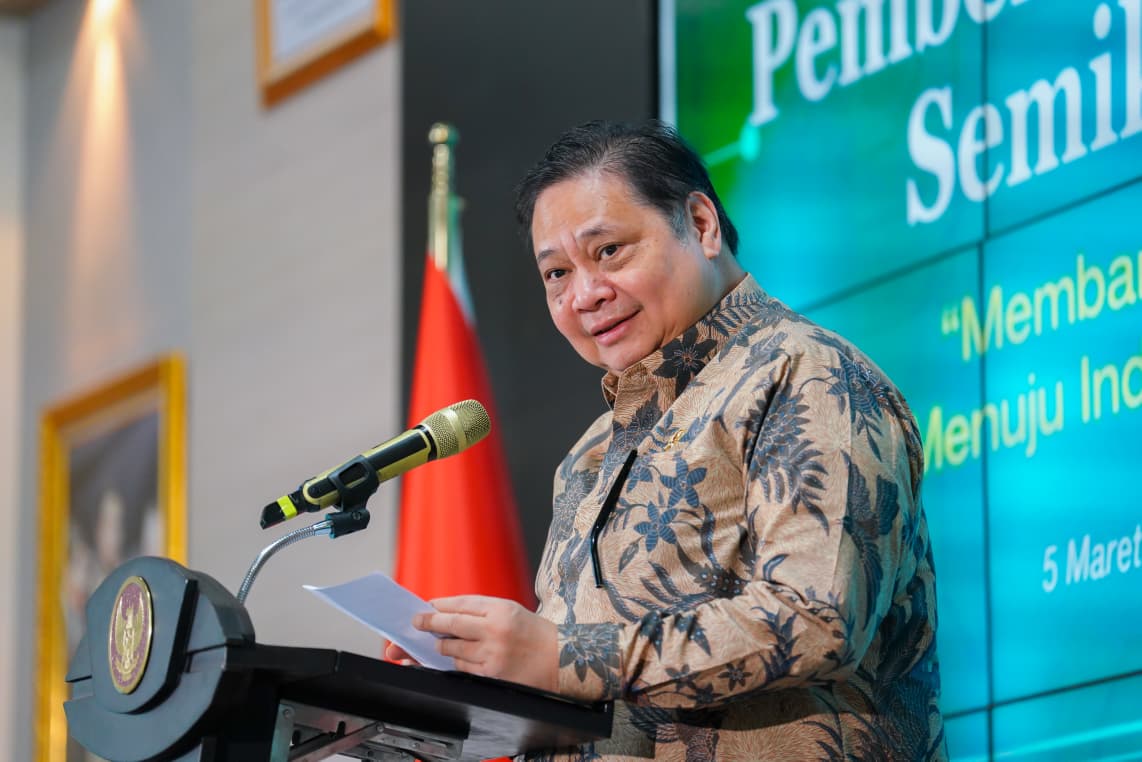 デジタル人材15万人不足、産業発展に課題