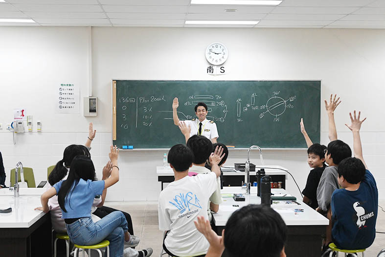 ぜひ将来はパイロットにーＣＪＳ中学生に ＪＡＬ機長が講演