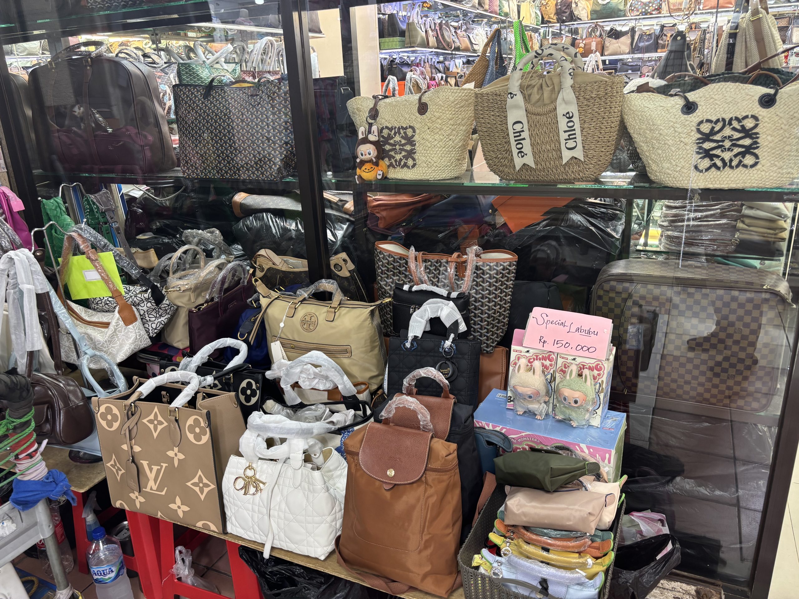 裏の観光スポット、偽造品並ぶマンガドゥア