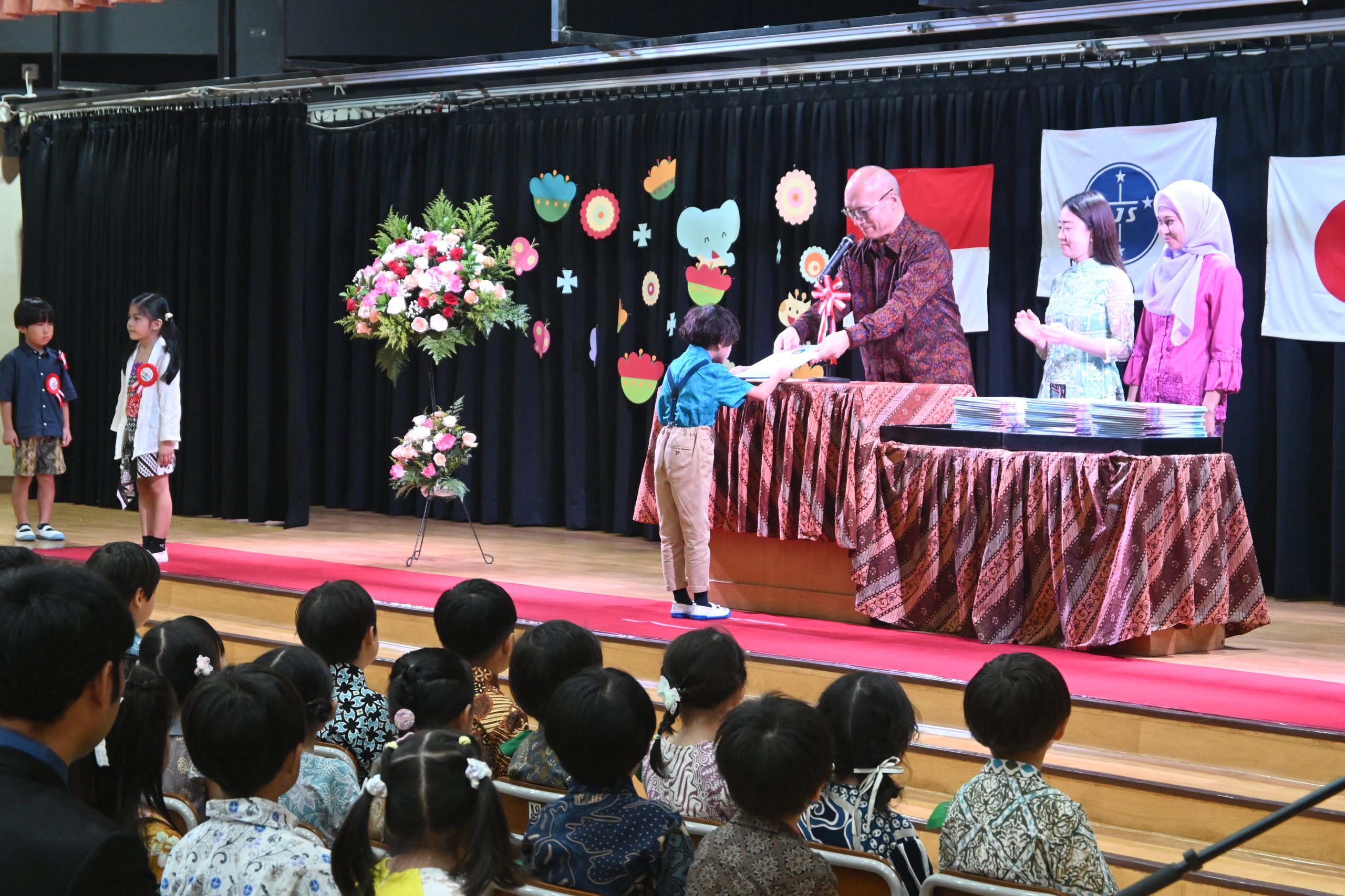 笑顔の卒園、新しい世界へーJJS幼稚部、64人が旅立ち