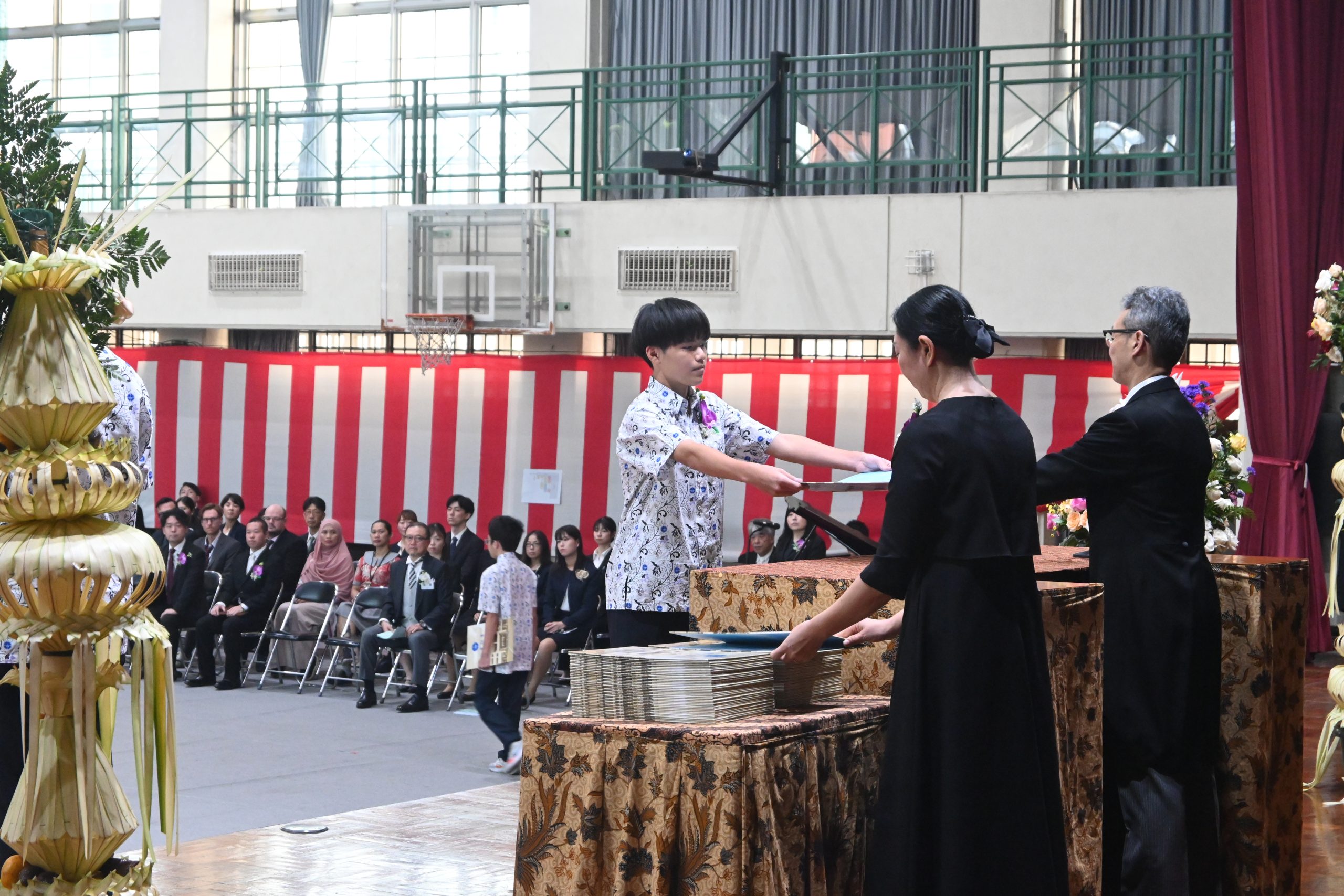 「多様性の心」新天地へージャカルタ日本人学校で112人卒業