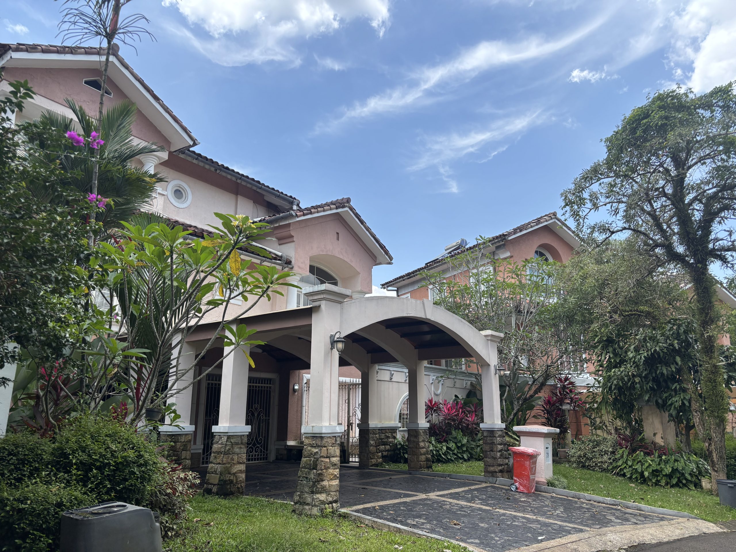 ルポ 詐欺拠点で日本人13人拘束ーボゴール　住民「忍者のように屋根伝い逃走」