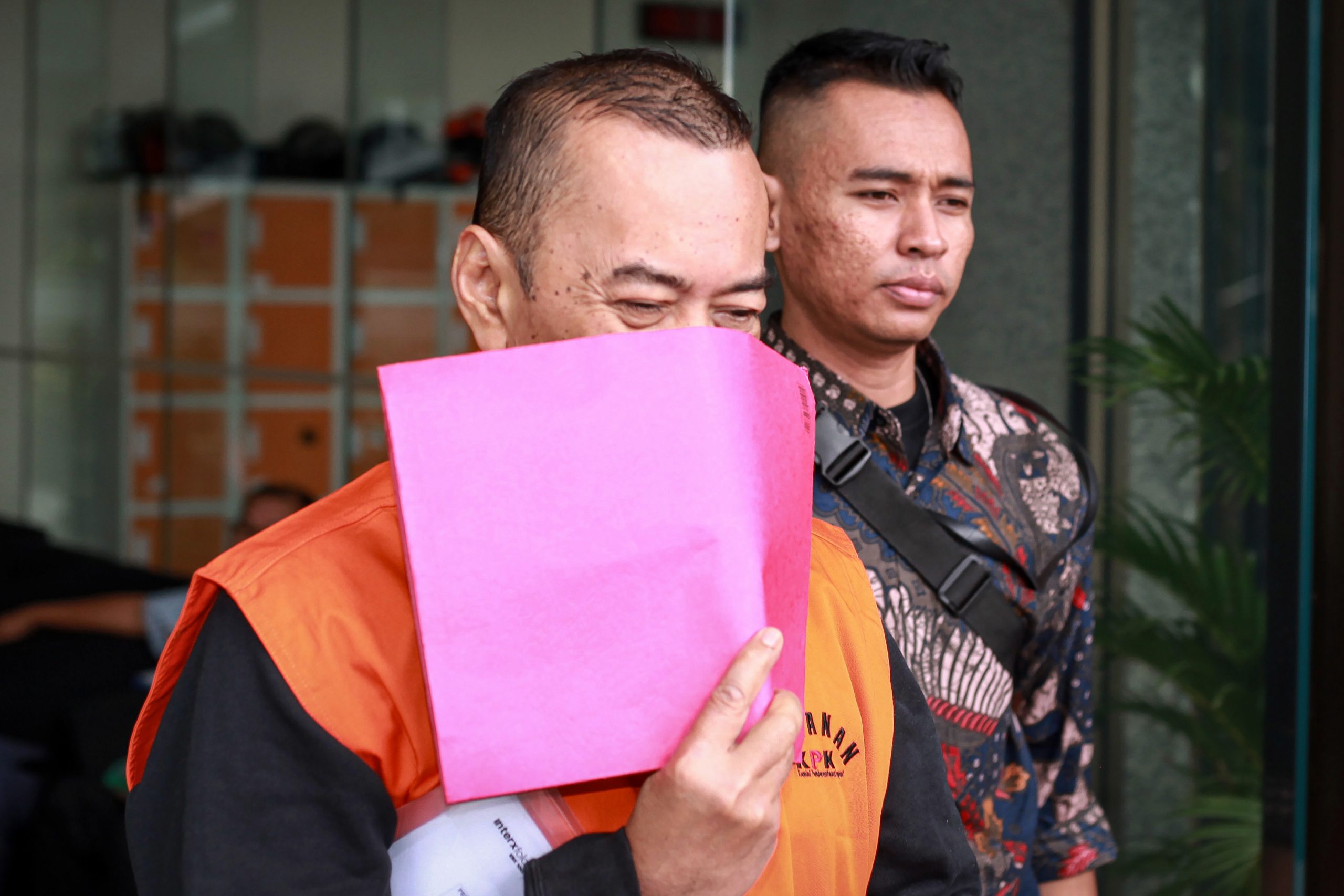 偽造品輸入で税関幹部ら６人逮捕ー通関不正で月７千万円授受か