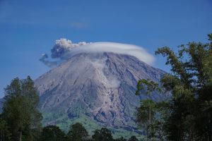 スメル山で火山活動続く