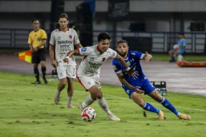 サッカー、プルシブが接戦制す