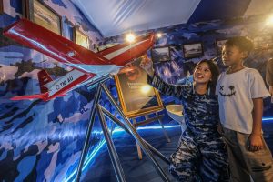 空軍が装備展示、住民と交流