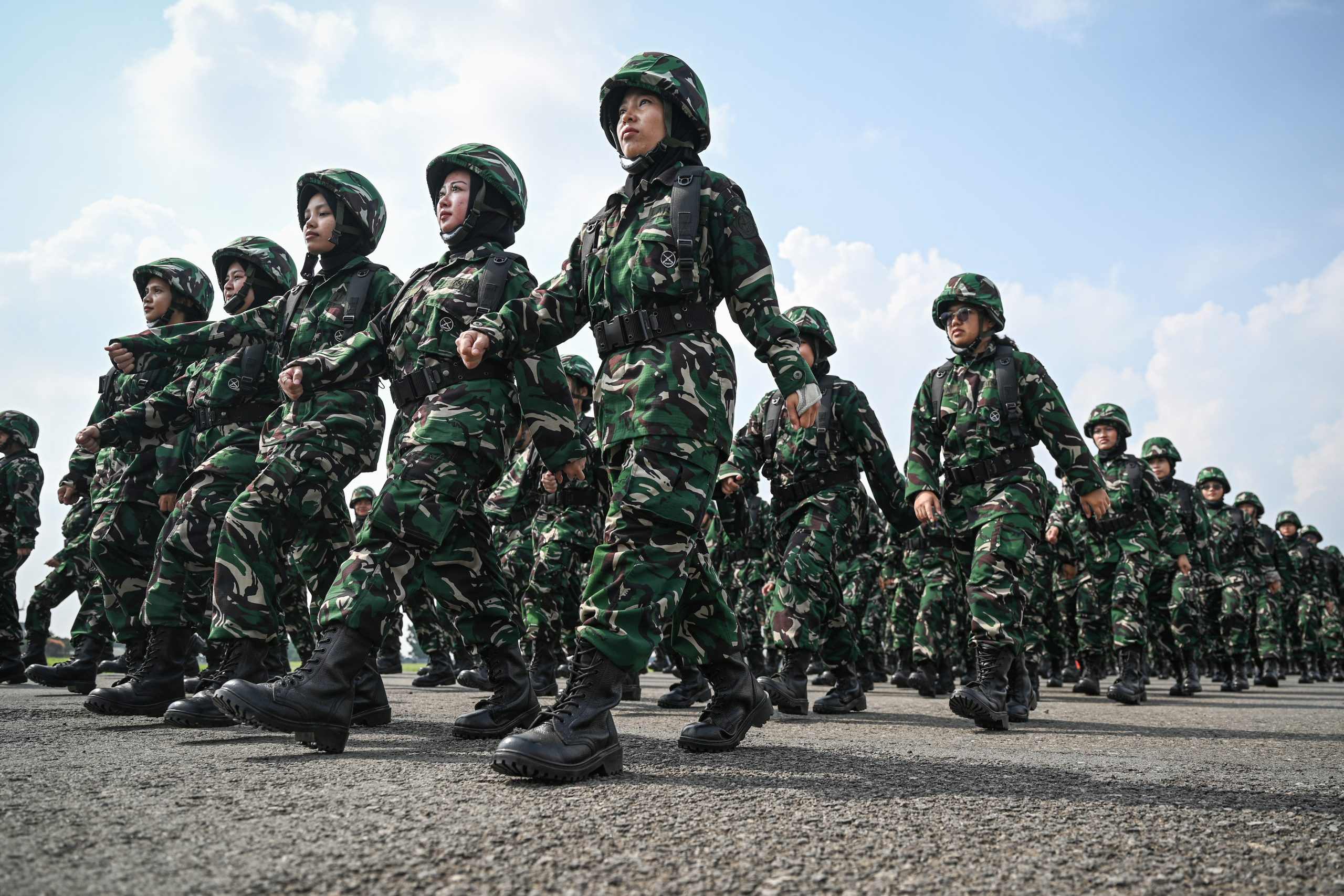 「全民防衛」へ公務員を動員