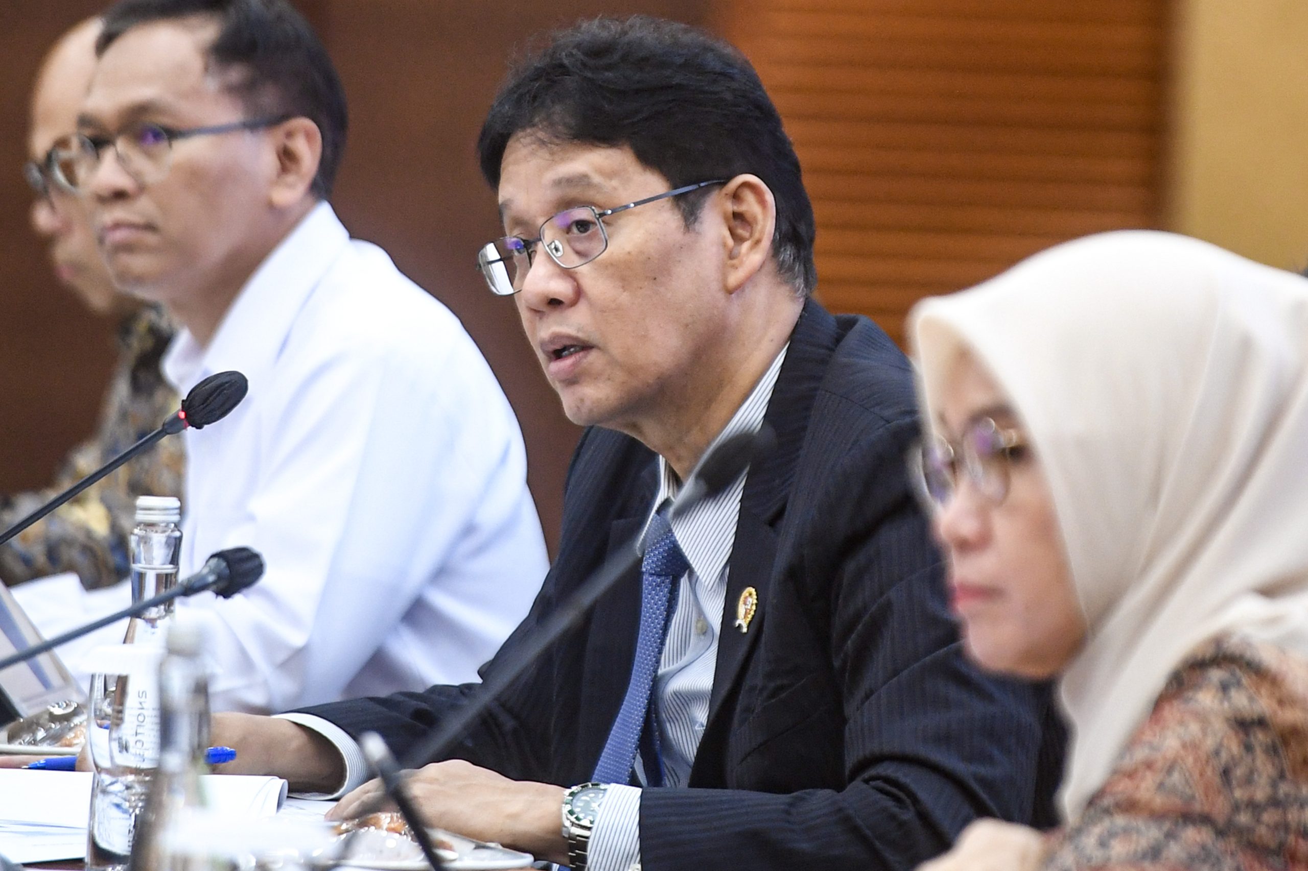 財務相、世銀予測を「計算ミス」と反論