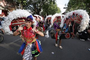 クディリで伝統舞踊パレード