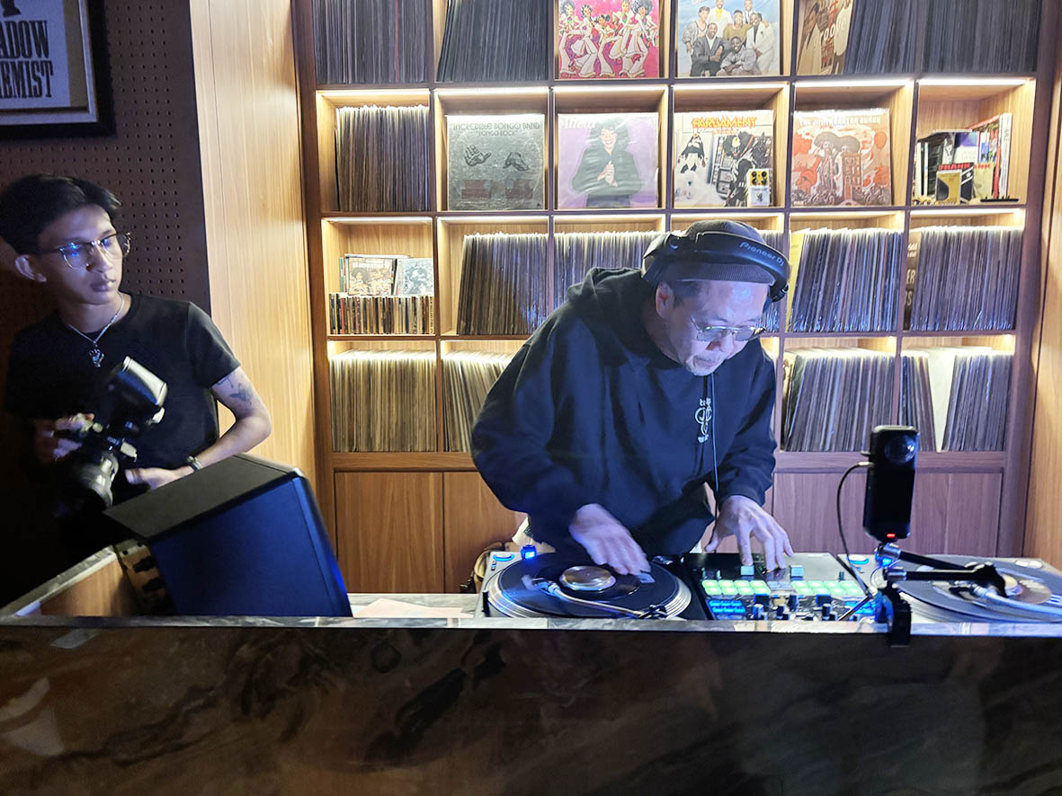 DJ MUROさん招きバー開店ー「人と人がつながる場」目指す