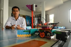 未来の技術者、自作機に挑む