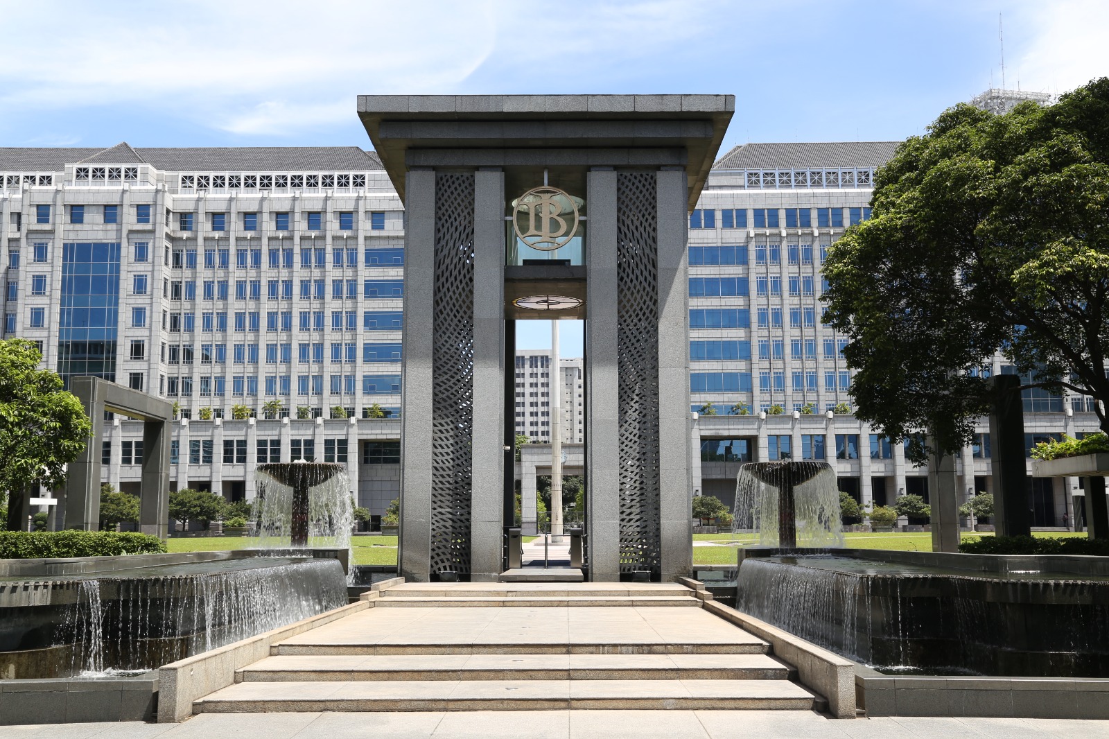 3月末の外貨準備高は37億ドル減