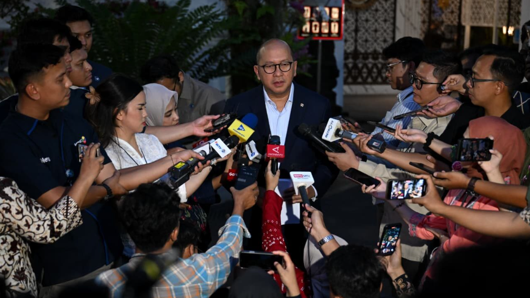 大統領「複雑な投資規制、見直しを」