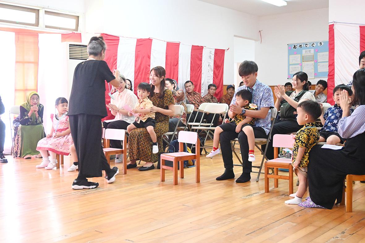 園児６人、新たな門出ーオイスカジャカルタ日本語幼稚園　入園式