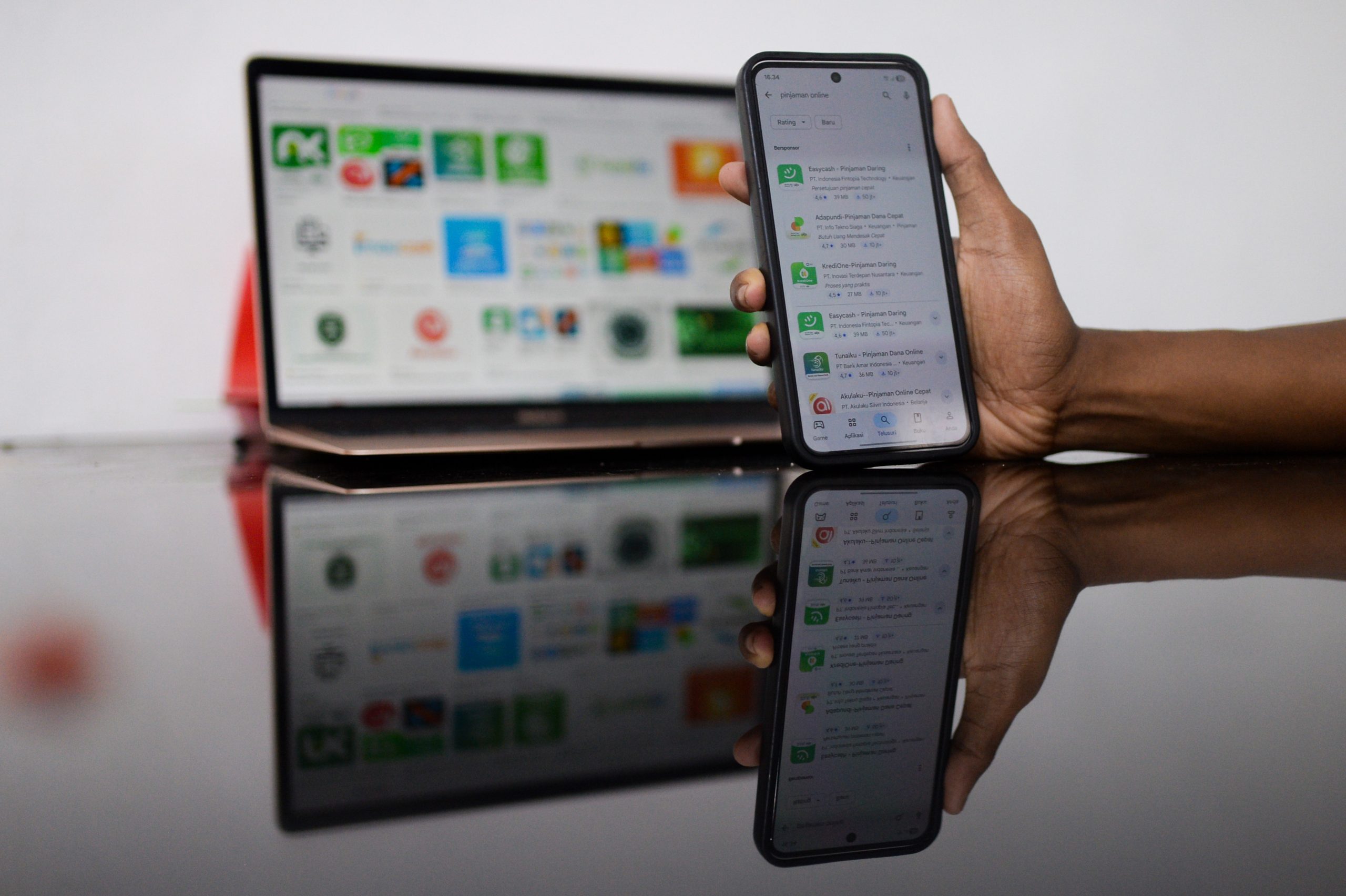 オンライン融資が100兆ルピア突破