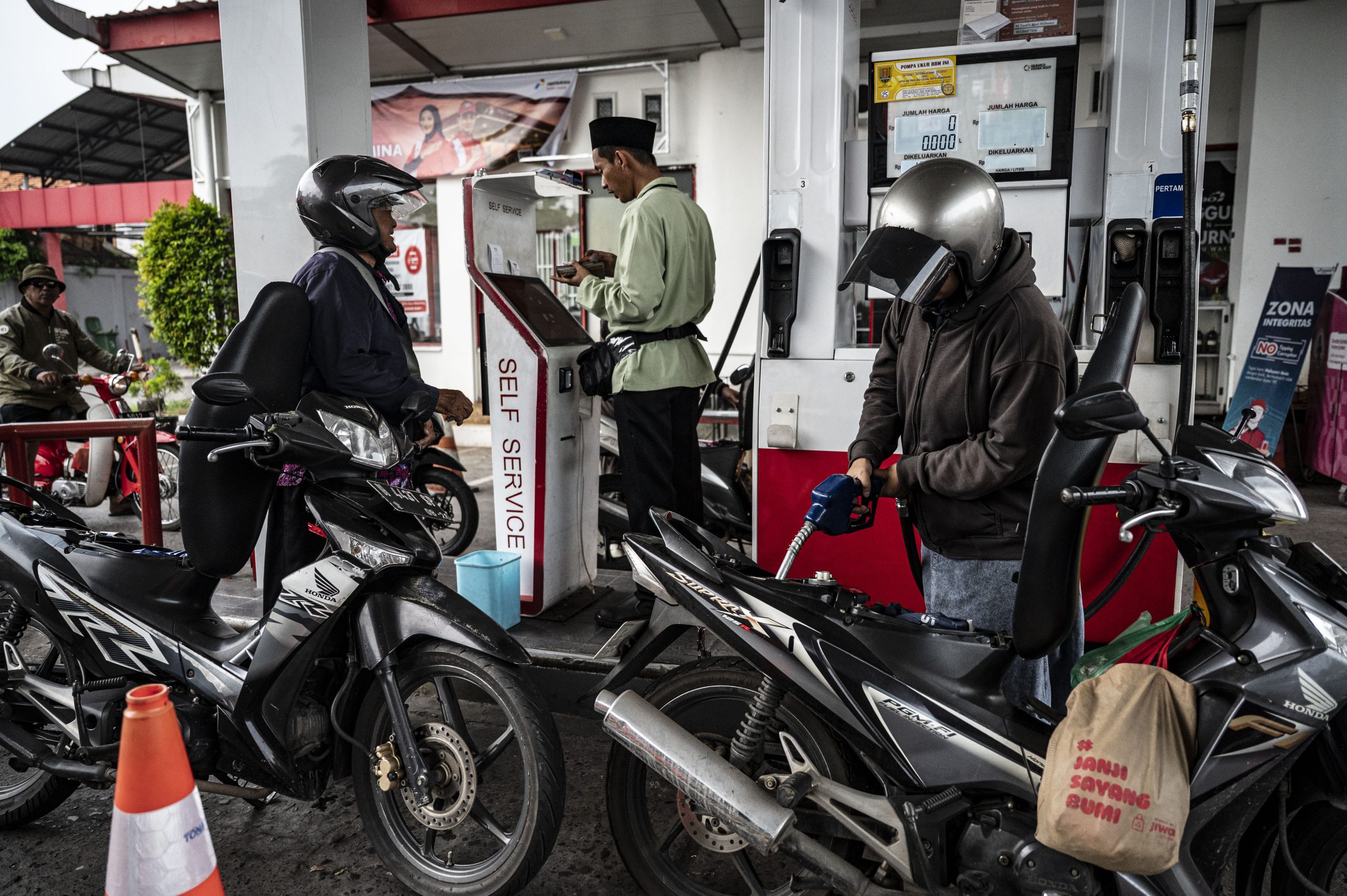 政府、燃料価格を据え置きー支持率維持へ苦肉の策