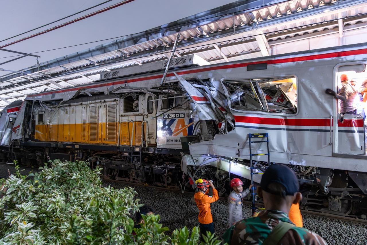 東ブカシ駅で衝突事故、14人死亡ー女性専用車両が大破