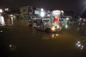 南タンゲランで洪水、道路寸断も