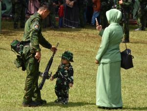 国境警備へ「パパ、元気でね」