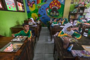 約67万人に無料給食を提供