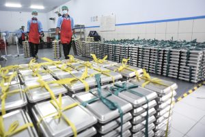 無料給食、日本式を「手本」に