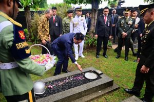 小泉氏、カリバタ英雄墓地で献花