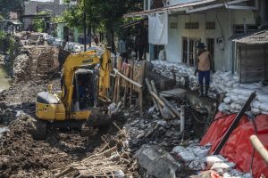 堤防傾き道路が陥没