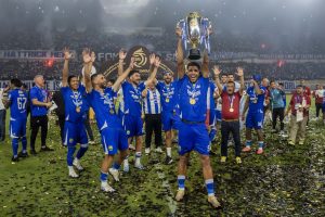 国内サッカー、プルシブが3連覇