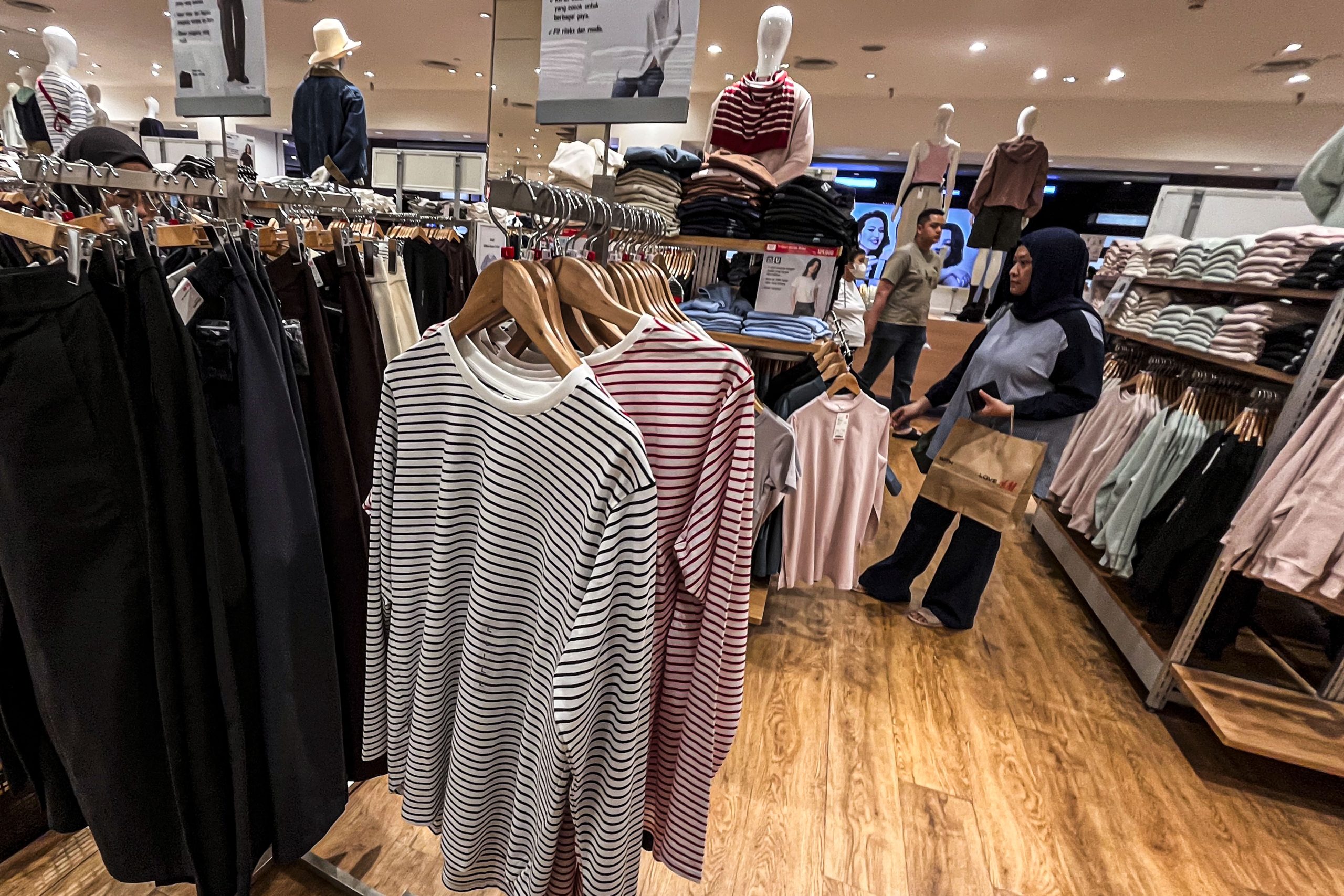 消費者信頼感、４月は小幅上昇ー若年層がけん引、期待指数は低下