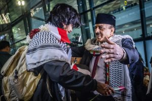 イスラエル拘束の9人帰国