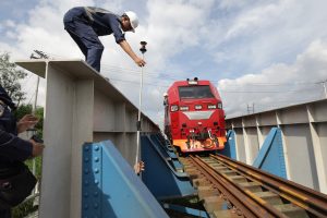 鉄道橋で強度試験