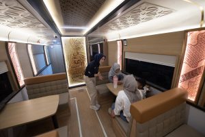 モダンな食堂車で楽しい旅を