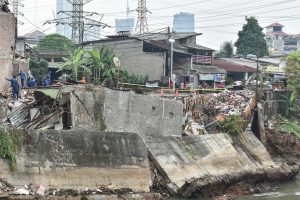 護岸崩落で住宅１棟倒壊