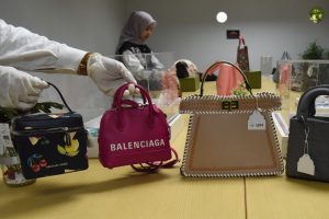 押収した高級バッグを公開