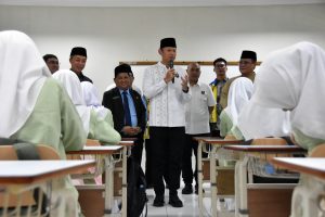イスラム学校改修に４兆ルピア