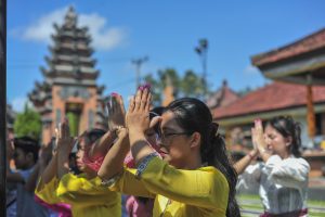 心の平穏に祈りを捧げる