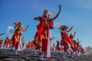ビーチで500人が仮面舞踊