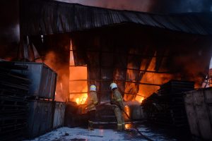 サンダル工場で大規模火災