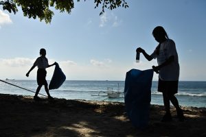 美しい海目指し清掃活動