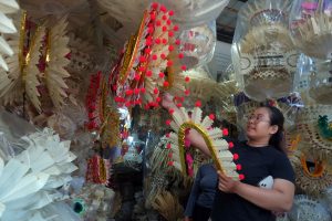 「ガルンガン」前に市場活況