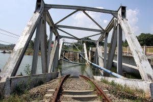 洪水で線路崩落、列車運休も