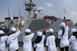 イギリスの国旗を振って歓迎