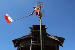 国旗を振って成功をアピール