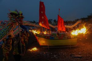 海辺で端午節祝う